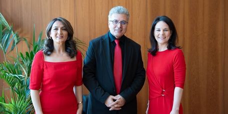 Verleihung des Bundesverdienstkreuzes, mit Mona Kizilhan und Annalena Baerbock)