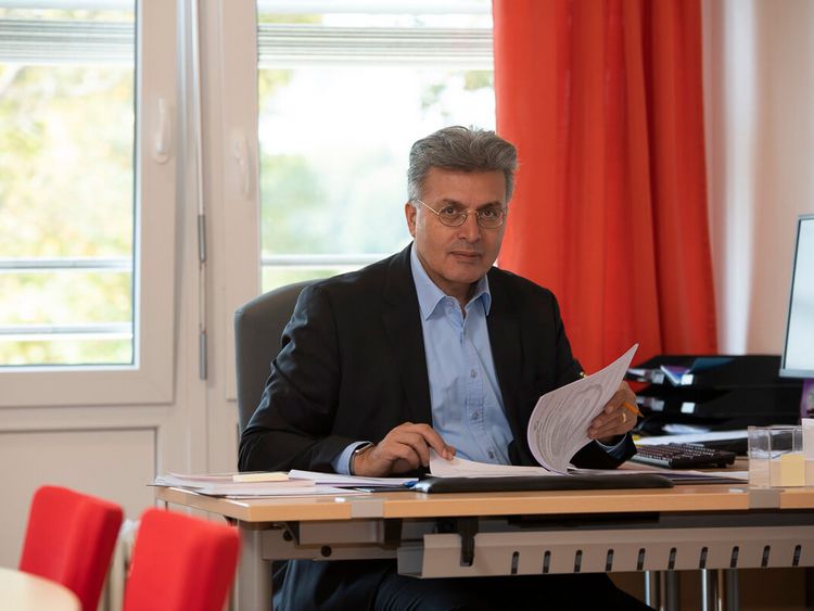 Prof. Jan Kizilhan sitzt am Schreibtisch