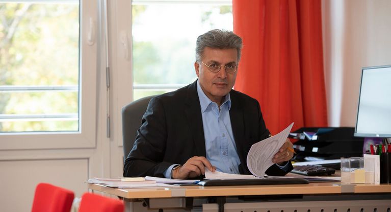 Prof. Kizilhan am Schreibtisch Prof. Jan Kizilhan sitzt am Schreibtisch